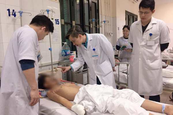 Pháo tự chế phát nổ, thiếu niên 15 tuổi bị dập nát bàn tay