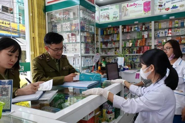 Rút giấy phép ngay lập tức hiệu thuốc tăng giá bán khẩu trang