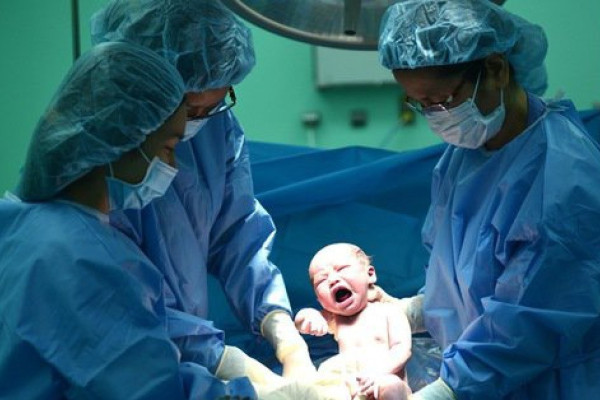 Sản phụ phụ suýt mất cả mạng lẫn con khi nhập viện đòi sinh con thuận tự nhiên