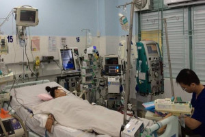 tac-duong-nua-tieng-vua-den-cong-benh-vien-be-gai-ngung-tim