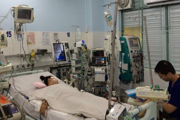 Tắc đường nửa tiếng, vừa đến cổng bệnh viện bé gái ngưng tim