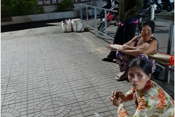 Tại sao bệnh viện mời người nuôi bệnh ra đường giữa khuya?