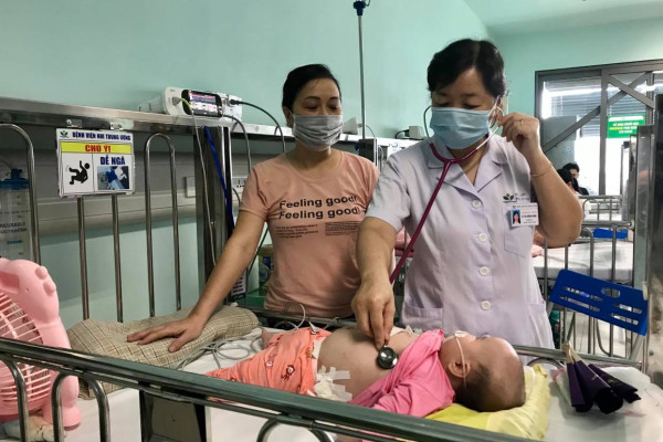 Thời tiết giao mùa, nếu trẻ nhiễm virus này, bệnh có thể nặng lên chỉ sau 1 ngày