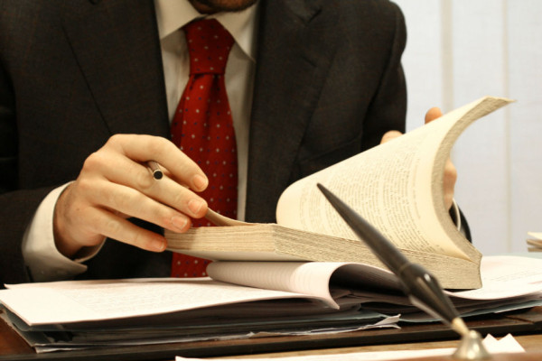 Tìm hiểu về học ngành Luật: Ngành luật là gì? Cơ hội việc làm ra sao?
