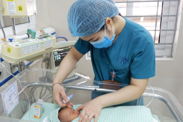 Bé sơ sinh bị bỏ rơi ở hố ga đã tử vong