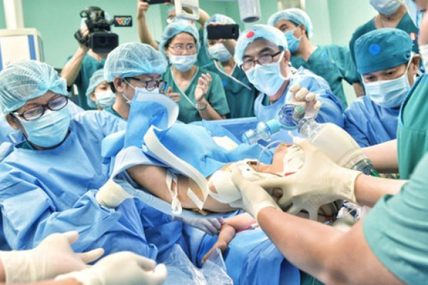 Trưởng ê-kíp mổ tách rời cặp Song Nhi: Sẽ điều trị đến khi 2 bé trưởng thành