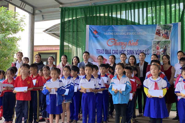 Trường Cao đẳng Y Dược Sài Gòn đến Quảng Bình trao tặng quà cho học sinh có hoàn cảnh khó khăn trong dịp lũ