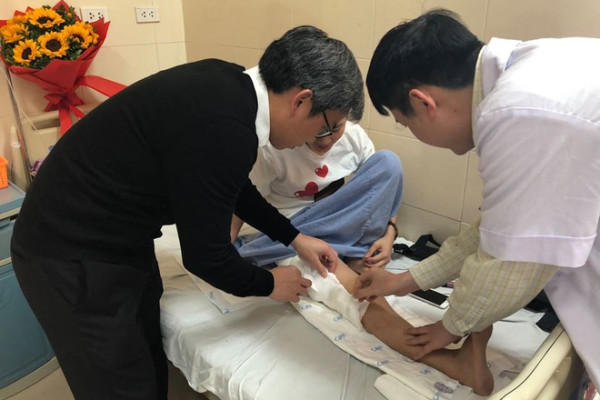 Việt Nam lần đầu lắp xương kim loại cho bệnh nhân ung thư xương