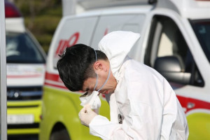 y-bac-si-daegu-kiet-suc-cau-cuu-xin-nguoi-ho-tro