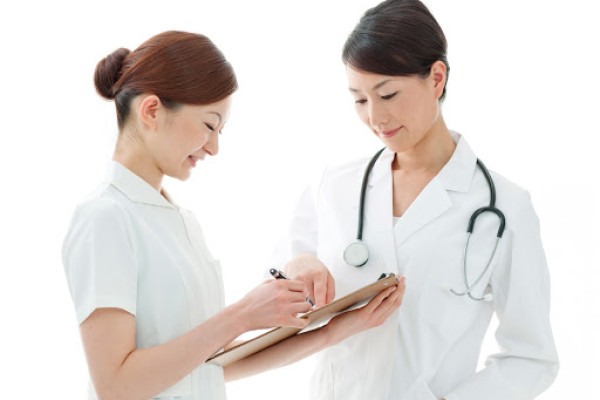 Y sĩ và y tá khác nhau như thế nào?