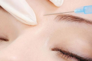 5-nguoi-gap-bien-chung-do-tiem-silicone-mua-ngoai-cho