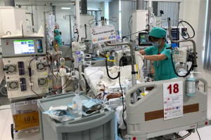 be-3-tuoi-chi-ho-sot-hai-ngay-sau-nhap-vien-da-yeu-liet-het-chan-vi-can-benh-bac-si-cung-khiep