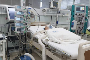 be-trai-3-tuoi-nguy-kich-do-bien-chung-tay-chan-mieng