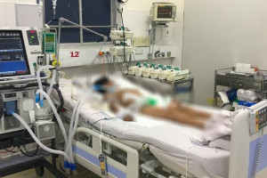 be-trai-4-tuoi-tu-vong-do-bach-hau-tung-tiem-phong-4-mui