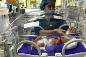 be-trai-mac-benh-da-vay-ca-duoc-dieu-tri-the-nao