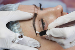 can-than-mac-benh-truyen-nhiem-vi-phun-xam-khong-an-toan