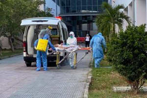 chuyen-11-ca-benh-covid-19-nang-tu-da-nang-ra-hue-dieu-tri