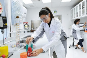 con-gai-co-nen-hoc-nganh-cong-nghe-sinh-hoc-khong