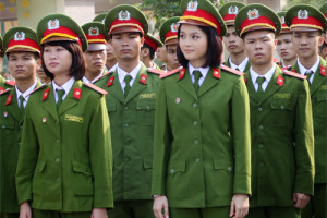 con-gai-nen-hoc-an-ninh-hay-canh-sat