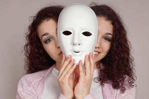 dau-hieu-dien-hinh-cua-benh-roi-loan-da-nhan-cach-la-gi