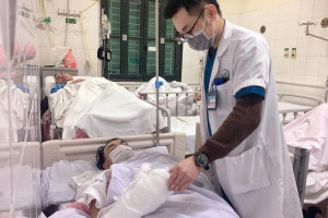 lam-phao-tu-che-de-choi-truoc-tet-2-nguoi-dan-ong-bi-dap-nat-tay