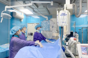 nam-thanh-nien-25-tuoi-khoe-manh-bong-dot-ngot-ngung-tim-khi-dang-nam-nghi