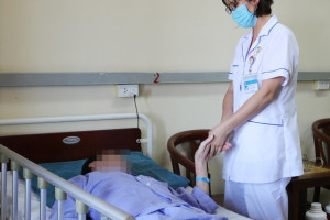 ngay-uong-nua-lit-ruou-nguoi-dan-ong-bi-viem-tuy-cap-suyt-chet