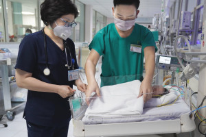 pha-sai-thuoc-phien-vao-sua-de-con-uong-cho-chac-da-be-2-ngay-tuoi-bi-suy-ho-hap