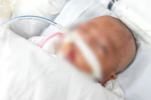 san-phu-18-tuoi-de-roi-trong-nha-ve-sinh-benh-vien-roi-bo-con-vao-thung-rac