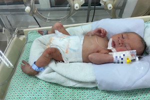 suc-khoe-be-so-sinh-bi-bo-roi-giua-khe-tuong-o-ha-noi-hien-ra-sao