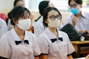 thi-sinh-can-bo-coi-thi-phai-deo-khau-trang-o-cac-diem-thi-tot-nghiep-thpt-2020