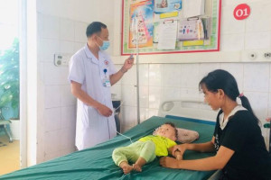 tre-ngo-doc-do-an-nham-thuoc-diet-con-trung-vi-tuong-la-keo