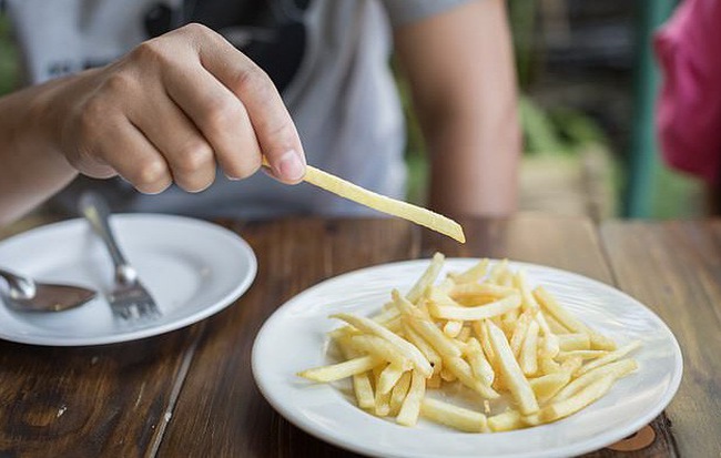 Bị m&ugrave; v&agrave; điếc v&igrave; chỉ nghiện ăn đồ ăn chế biến sẵn?