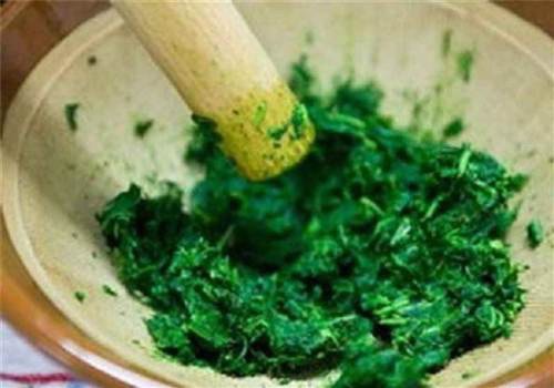 Bé 15 tháng tử vong thương tâm vì gia đình đắp lá trị bỏng