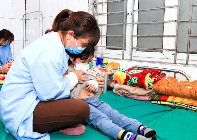 Bé 4 tuổi bị bỏng nặng khi xông nước lá phòng COVID-19