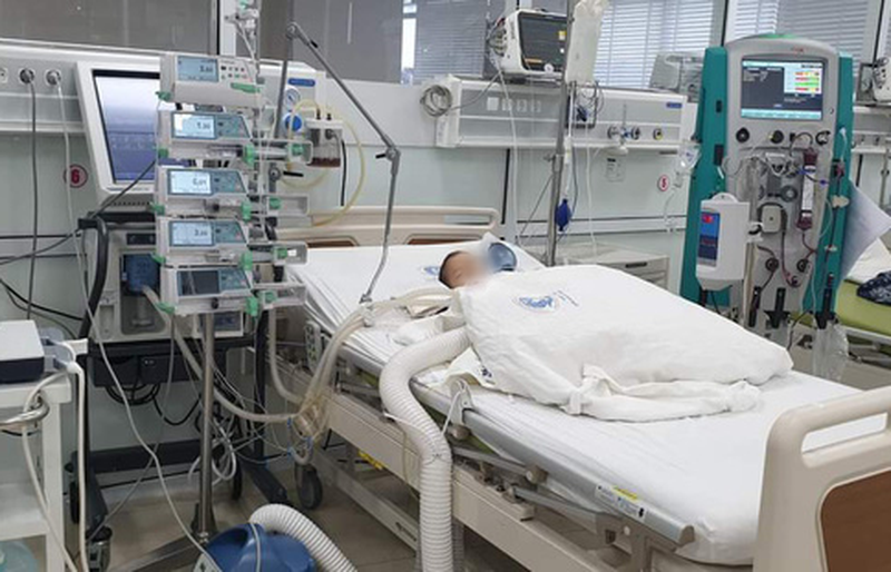 Bé trai 3 tuổi nguy kịch do biến chứng tay chân miệng