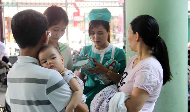     Nhiều phụ huynh e ngại khi ti&ecirc;m chủng mở rộng cho con