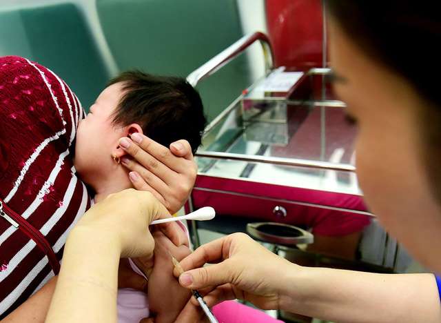 Bộ Y tế khuyến c&aacute;o cha mẹ n&ecirc;n cho trẻ đi ti&ecirc;m chủng đầy đủ, đ&uacute;ng lịch để trẻ được bảo vệ sức khỏe