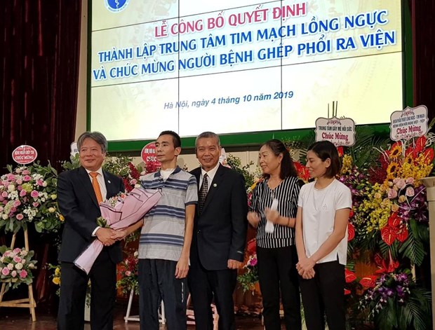 Các bác sỹ tặng hoa chúc mừng bệnh nhân ghép phổi đầu tiên được xuất viện