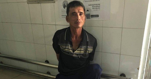 Bệnh nhân nhiễm HIV thủ dao bầu đi… khám bệnh