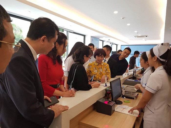 Bà Trần Thị Nhị Hà- Phó Giám đốc Sở Y tế Hà Nội (áo vàng) thăm khu vực thanh toán viện phí không cần dùng tiền mặt của Bệnh viện Ung bướu Hà Nội