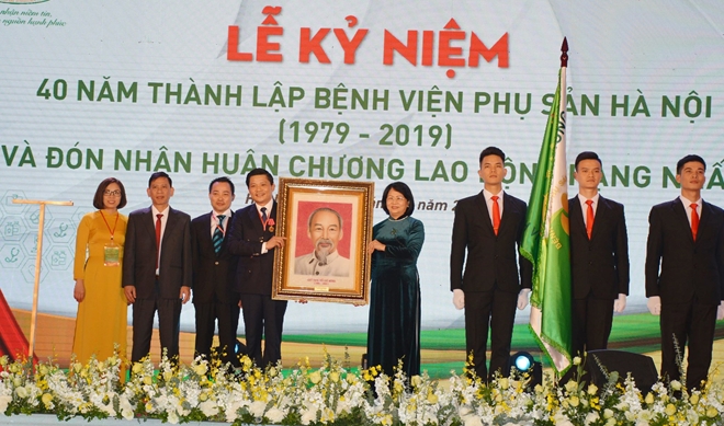 Bệnh viện Phụ sản Hà Nội đón nhận huân chương lao động hạng nhất lần 2