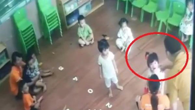 Bộ GD&ĐT yêu cầu xử lý nghiêm phụ huynh bạo hành trẻ mầm non trong lớp ở Lào Cai
