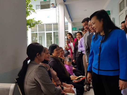 Bộ trưởng Y tế tế trong một lần thăm hỏi người bệnh