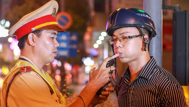 Bộ Y tế nói về việc dừng thổi nồng độ cồn phòng lây nhiễm virus corona