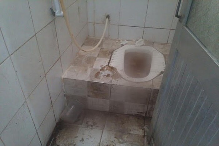 Nhiều người bệnh đến mức nôn ói khi đi khỏi nhà vệ sinh