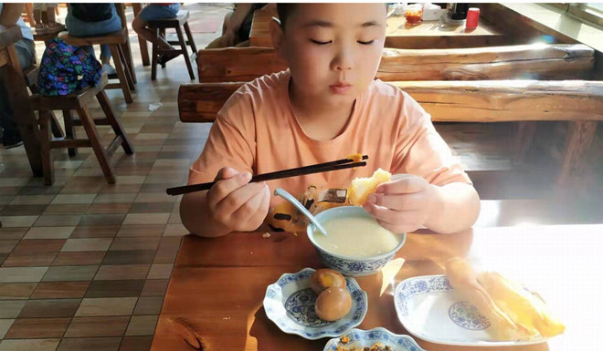 Zikuan ăn rất nhiều thức ăn để hy vọng tăng đủ cân