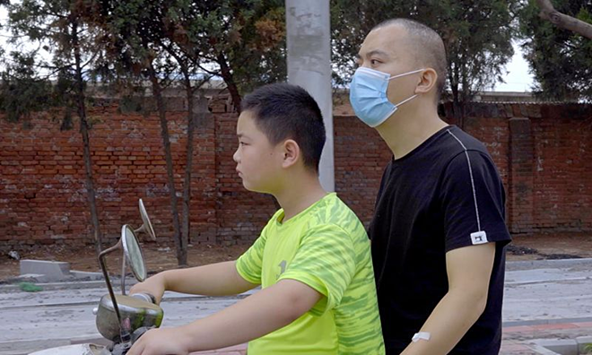 Zikuan chở bố đi viện