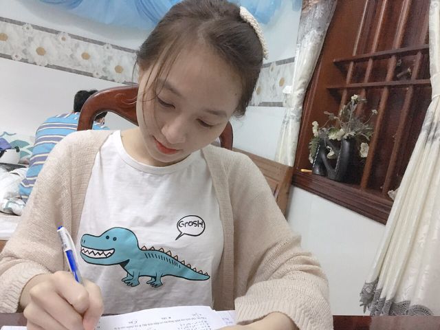 Cảm phục nữ sinh bị liệt hai chân trúng tuyển vào đại học