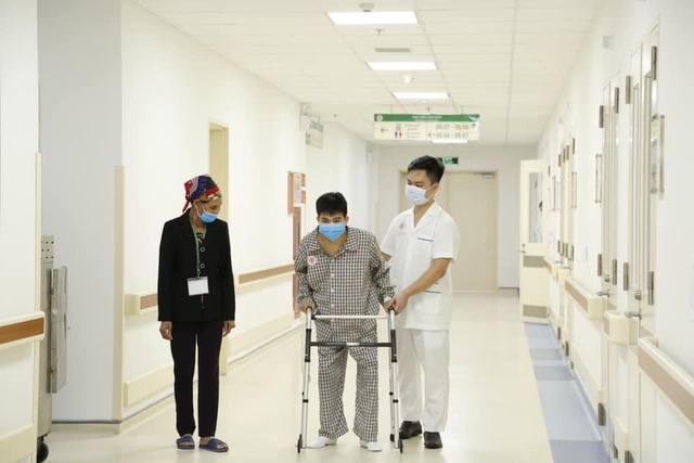 Chàng trai 20 tuổi được phẫu thuật khỏi đôi chân biến dạng nặng nề